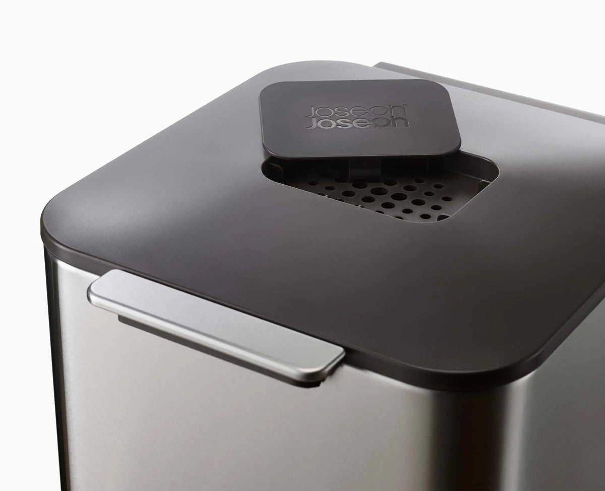 Replaceable carbon odour filter in the lid of the stainless steel Totem Compact