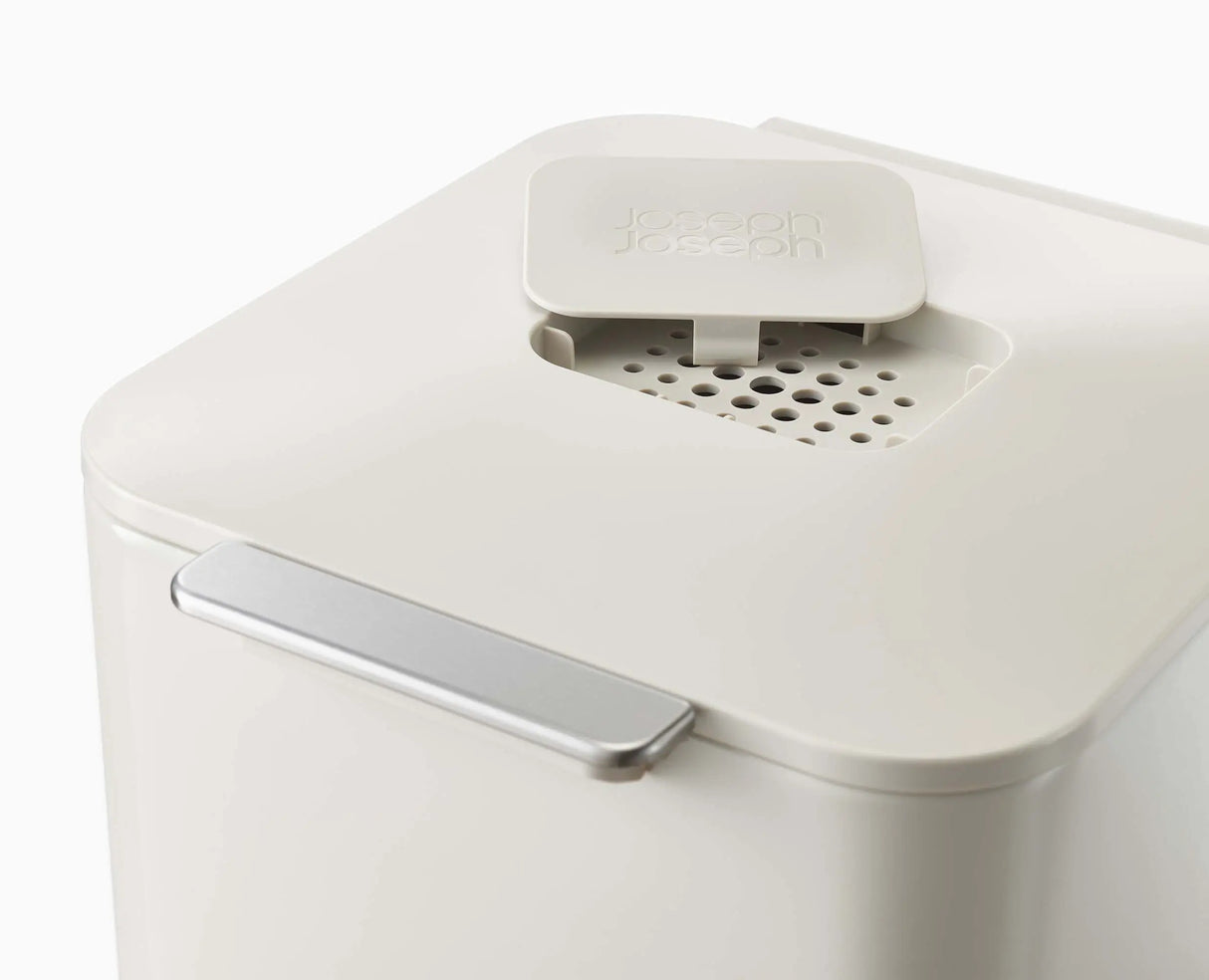 Close-up of the replaceable carbon odour filter in the lid.