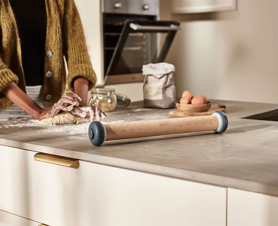 The rolling pin shown with all five pairs of colour-coded thickness rings laid out