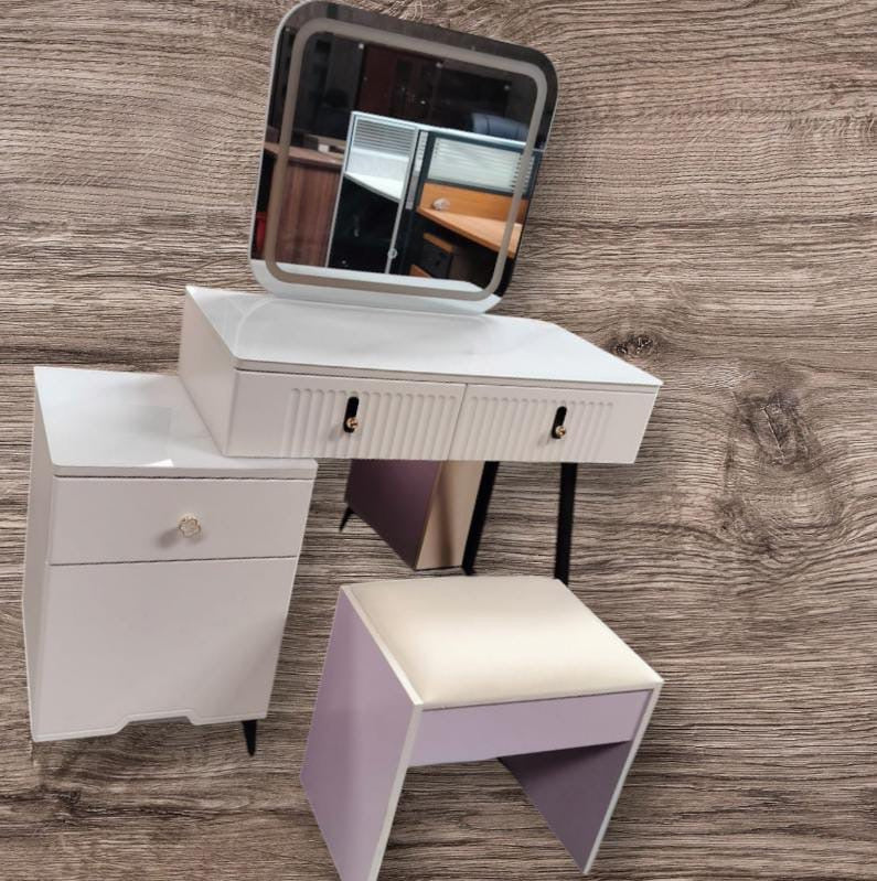 Elegant Dressing Table
With Lighting mirrors