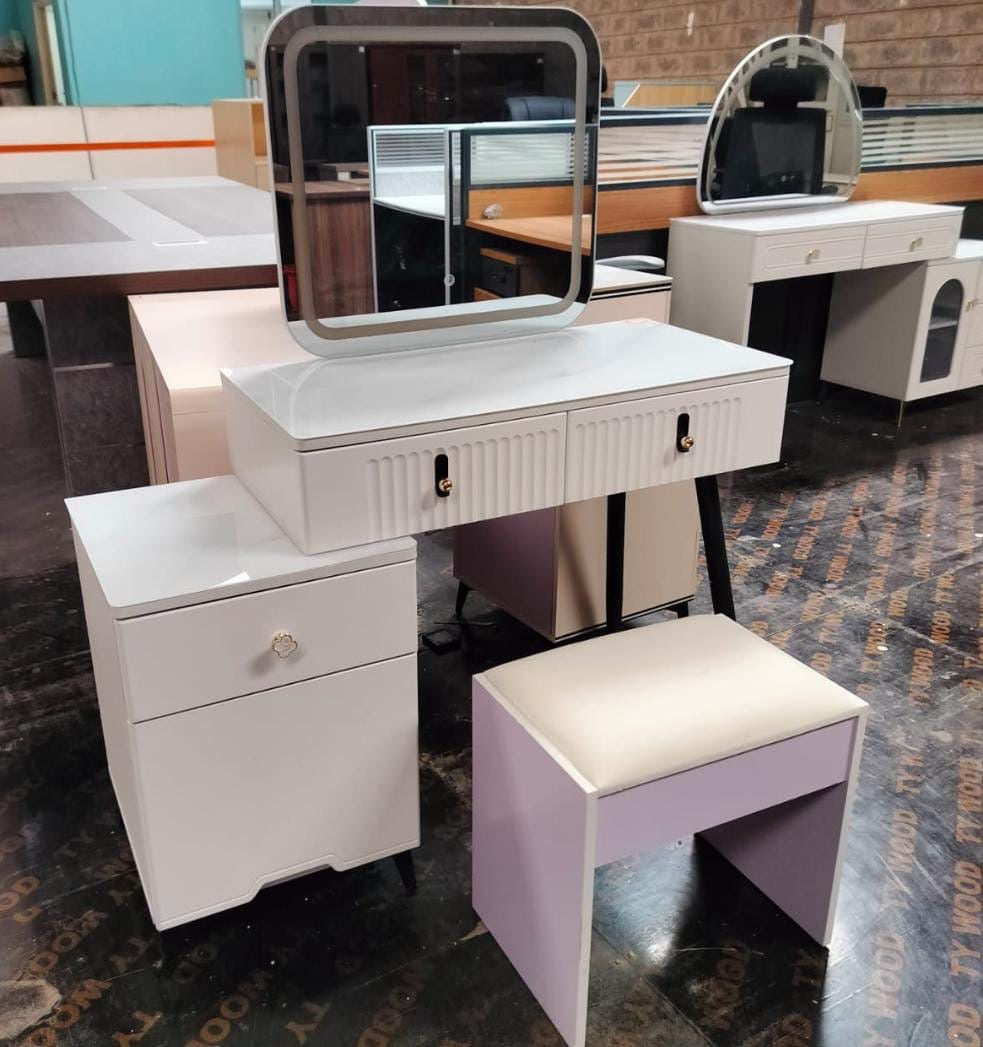 Elegant Dressing Table
With Lighting mirrors