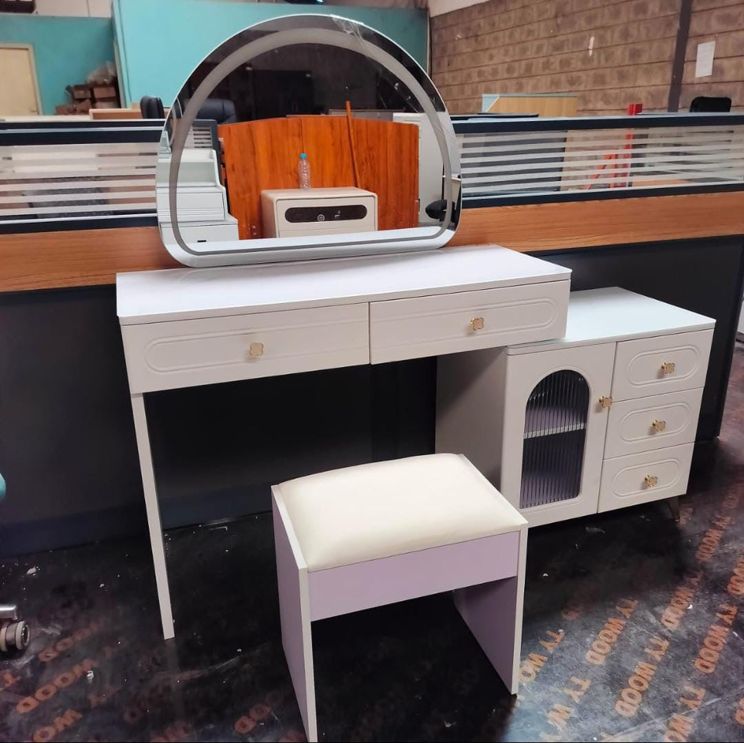 Elegant Dressing Table
With Lighting mirrors