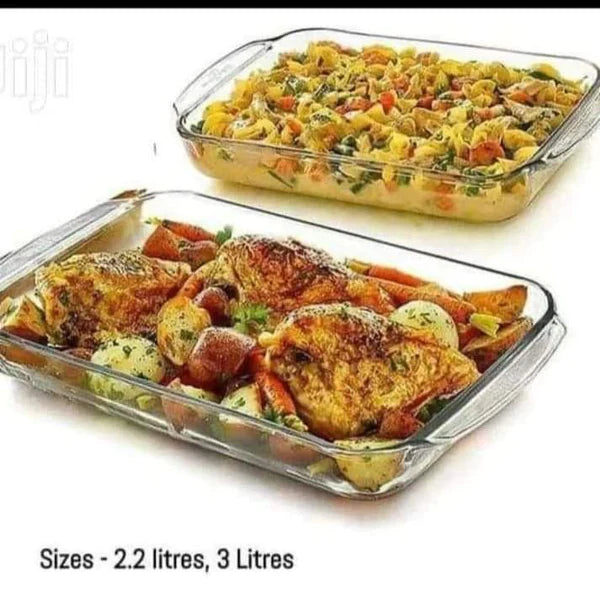 A set of 2 rectangular glass baking tins