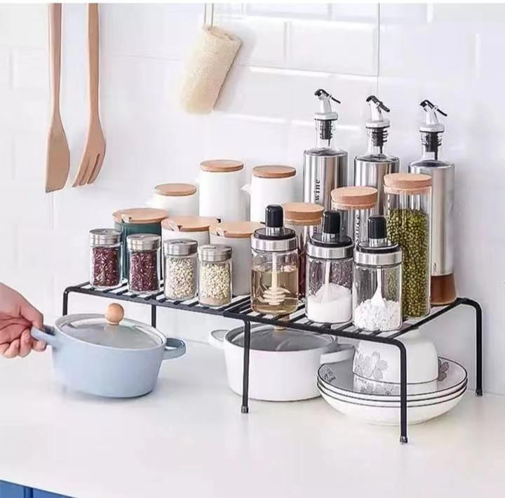 Expandable metallic shelf raiser