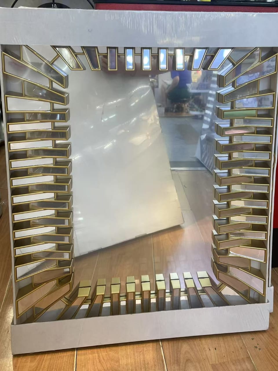 Luxury Decorative Wide Wall Mirror – Gold (74x57cm)