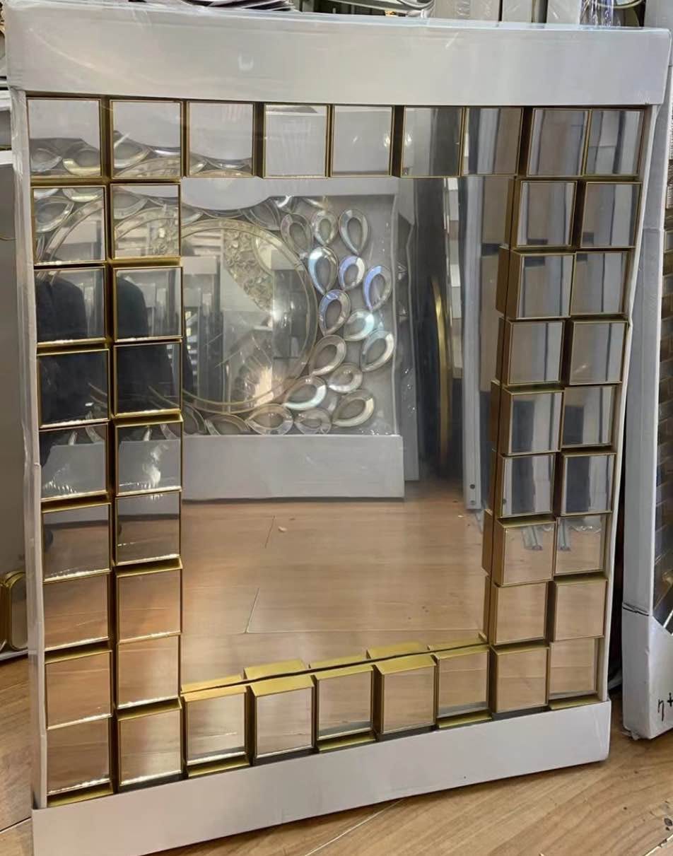 Luxury Decorative Wall Mirror – Gold (80x60cm)