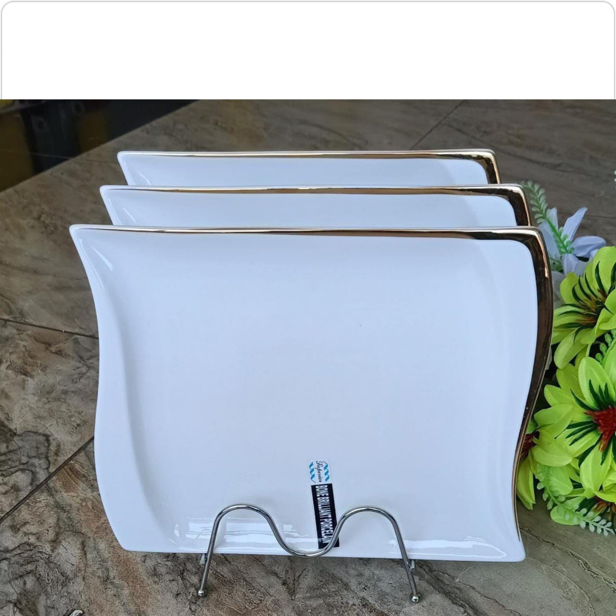 A set of 6 Dinner plates