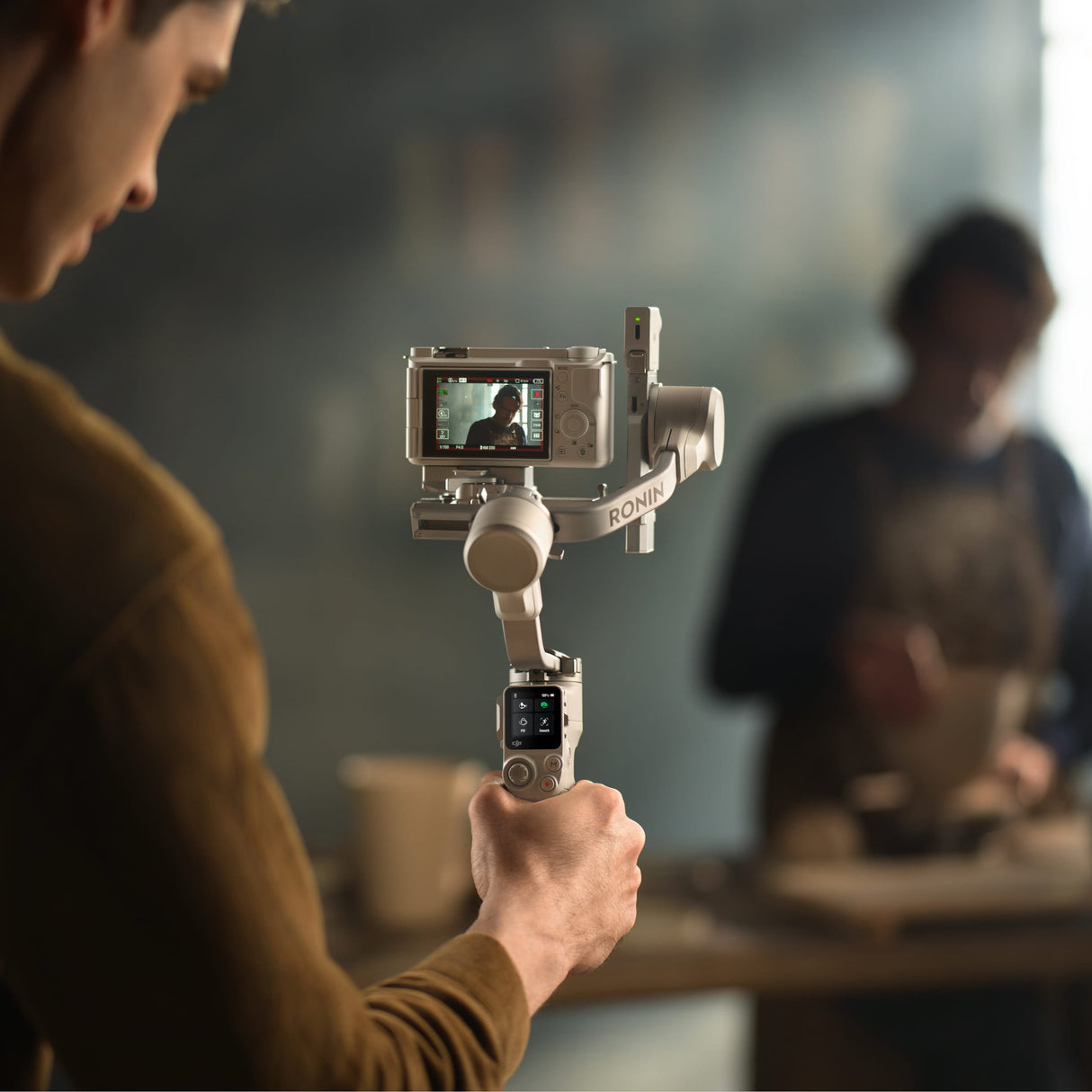 DJI RS 4 Mini Gimbal Stabiliser โ 2kg Payload, 3-Axis Camera Stabiliser for Mirrorless, Vertical Shooting