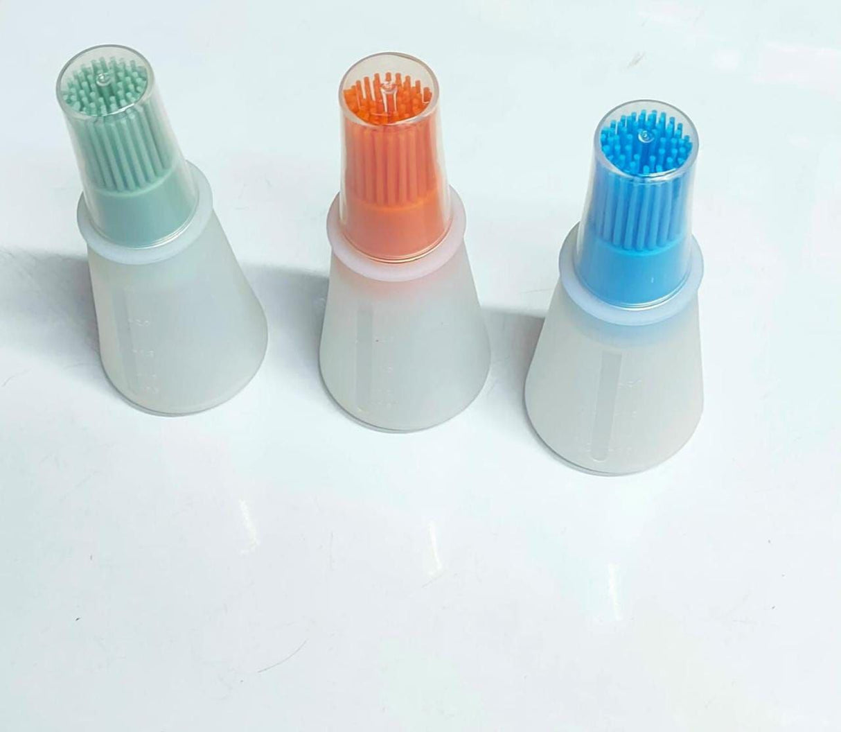 SILICONE OIL BOTTLE WITH ATTACHED BRUSH