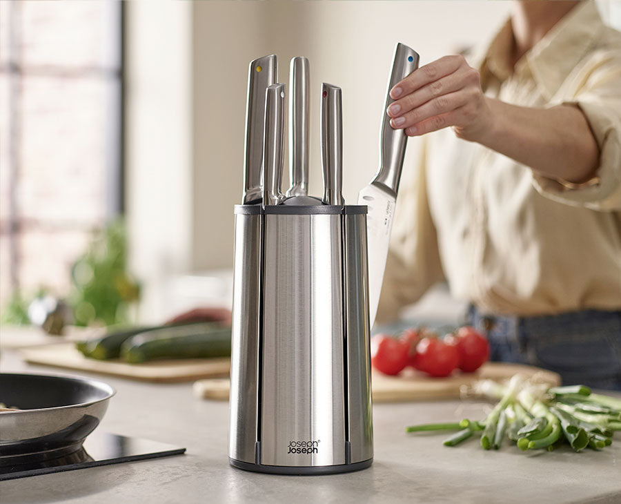 The stainless-steel carousel block viewed from the side with knives held by magnets