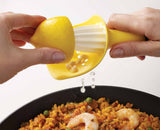 Horizontal soft-grip handle of the Catcher citrus reamer