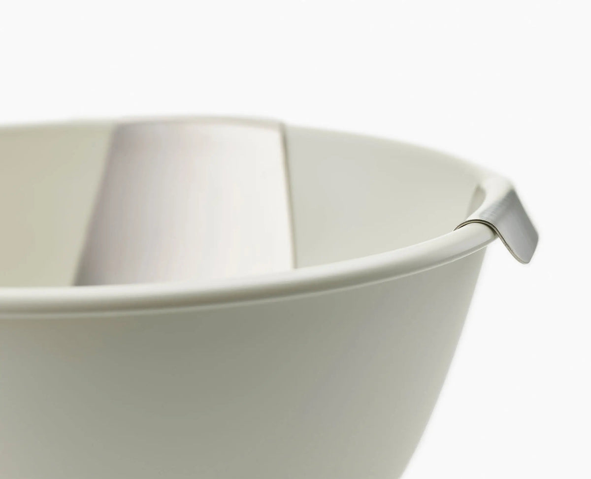 Side profile of the Uno salad bowl showing its depth.