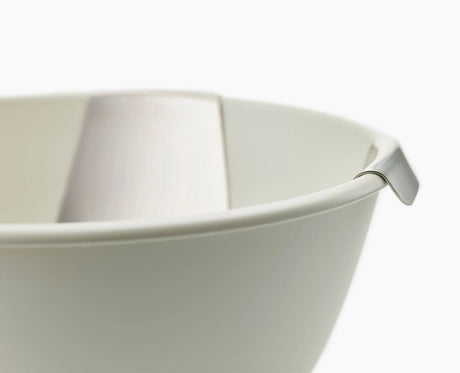 Side profile of the Uno salad bowl showing its depth.
