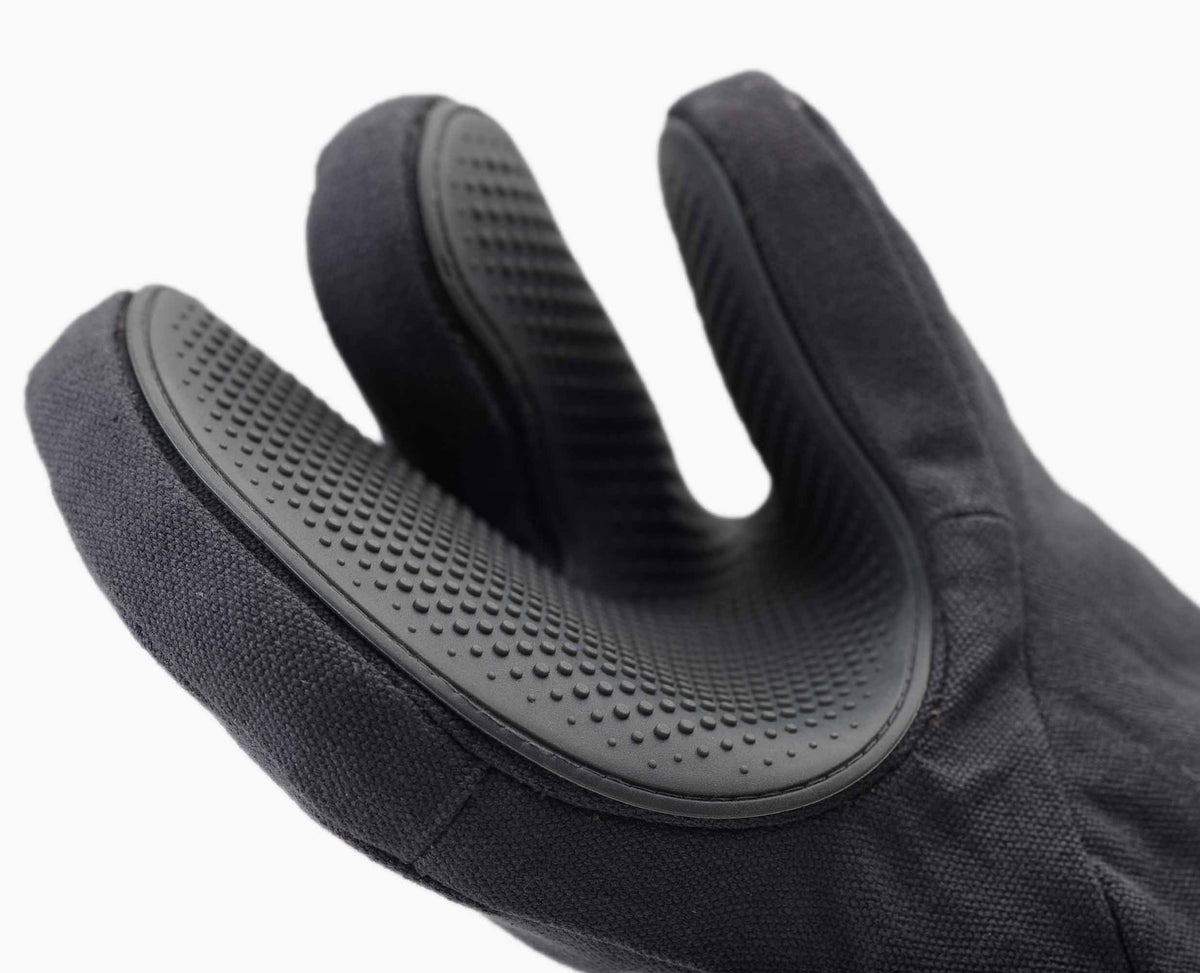Joseph Joseph Pinch oven glove separated index finger close up