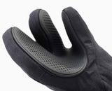 Joseph Joseph Pinch oven glove separated index finger close up