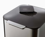 Replaceable carbon odour filter in the lid of the stainless steel Totem Compact
