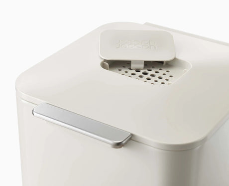 Close-up of the replaceable carbon odour filter in the lid.