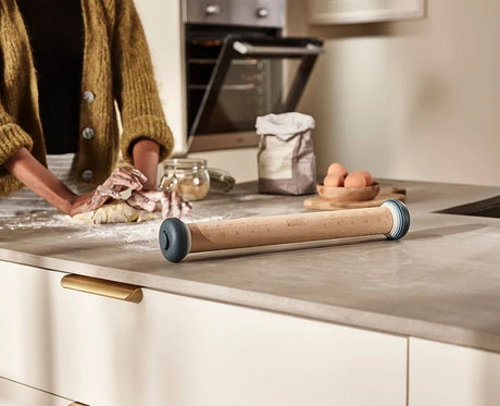 The rolling pin shown with all five pairs of colour-coded thickness rings laid out