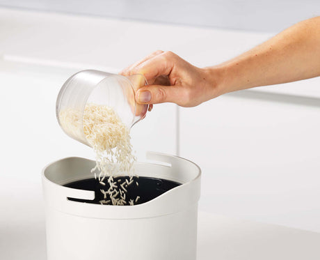 The paddle clipped in place forming two carrying handles across the lid