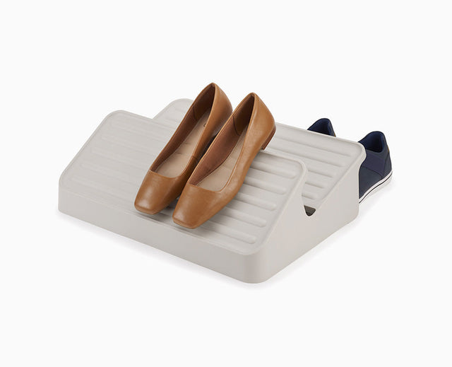 Joseph Joseph Shoe-In Large shoe rack in ecru, empty and shown from the front.