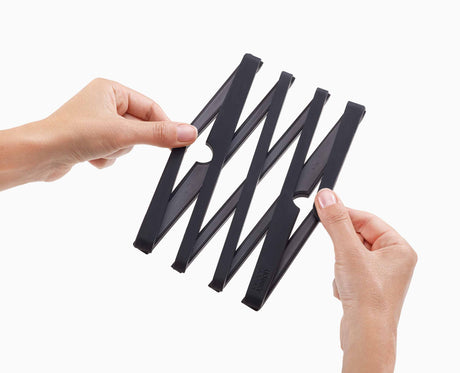 The trivet part-extended, showing how the size adjusts.