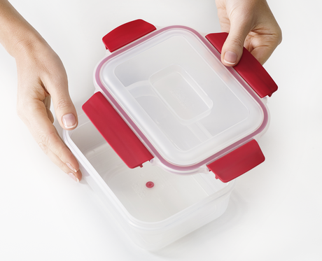 Close-up of a locking lid showing the airtight, leakproof seal.