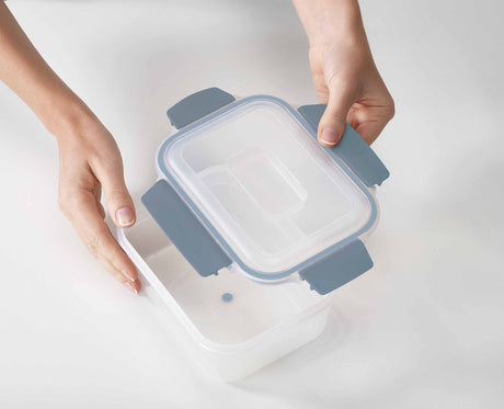 Close-up of a locking lid and its airtight seal.
