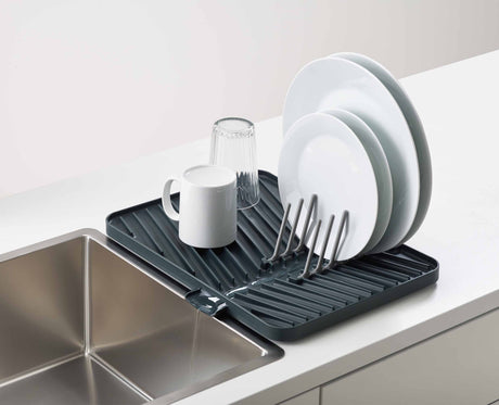 Six dinner plates standing upright in the integrated lift-up rack.