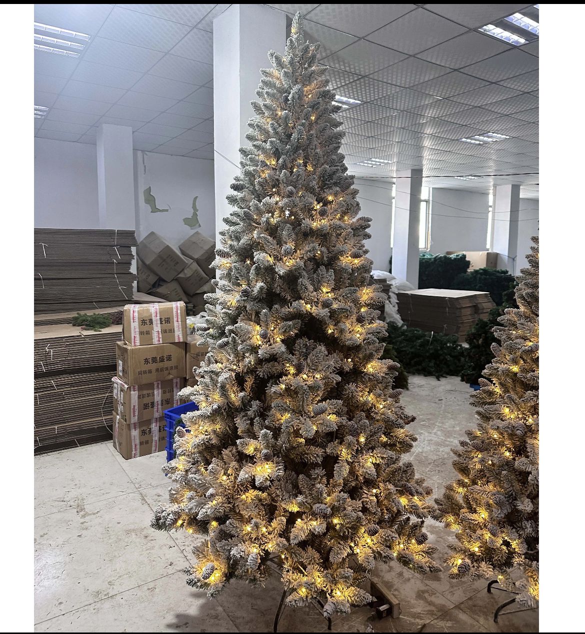 Pre-lit Snow flocked Christmas tree