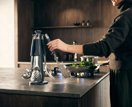 Joseph Joseph Elevate Steel weighted handle resting the tool head off the counter