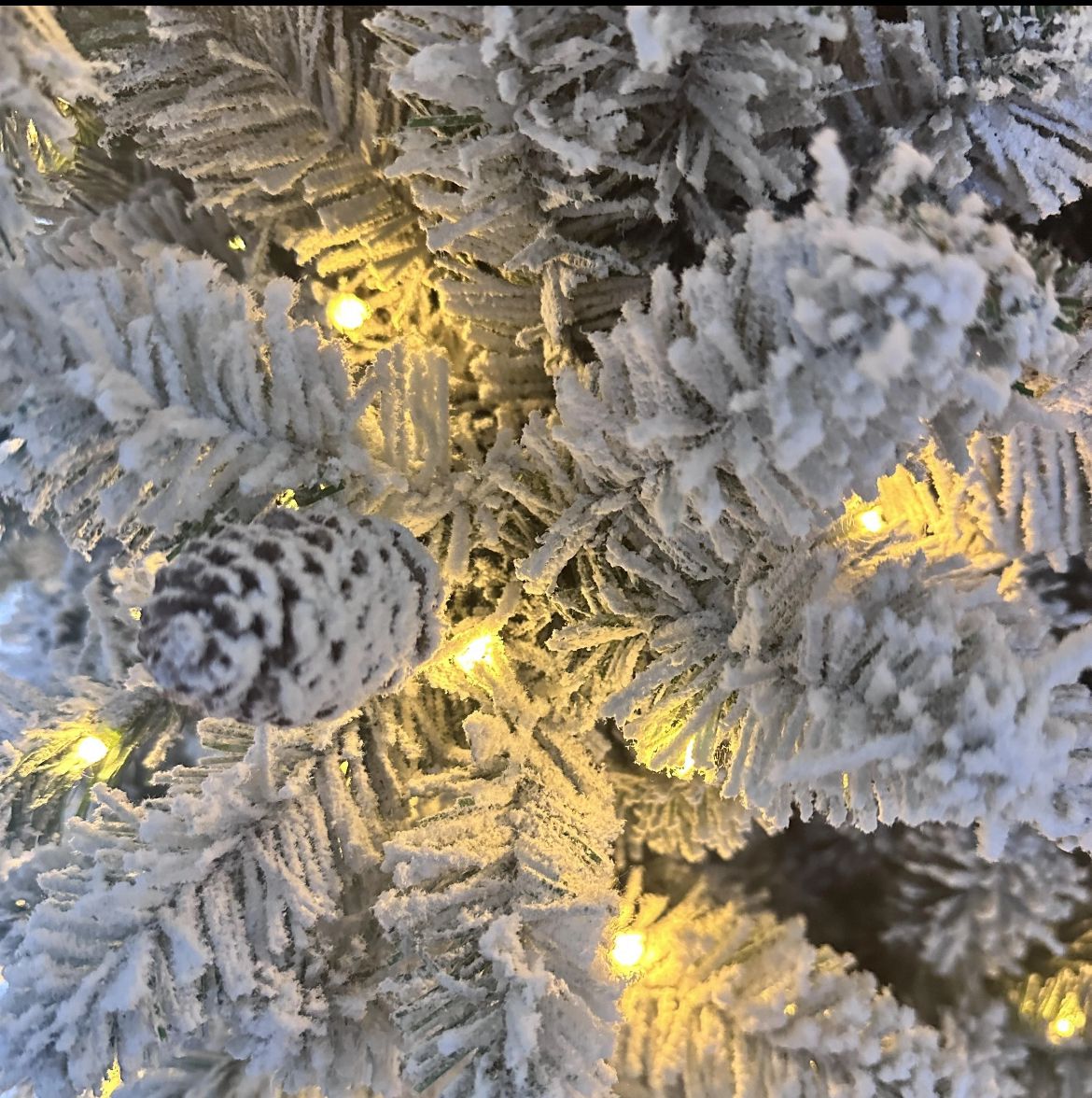 Pre-lit Snow flocked Christmas tree