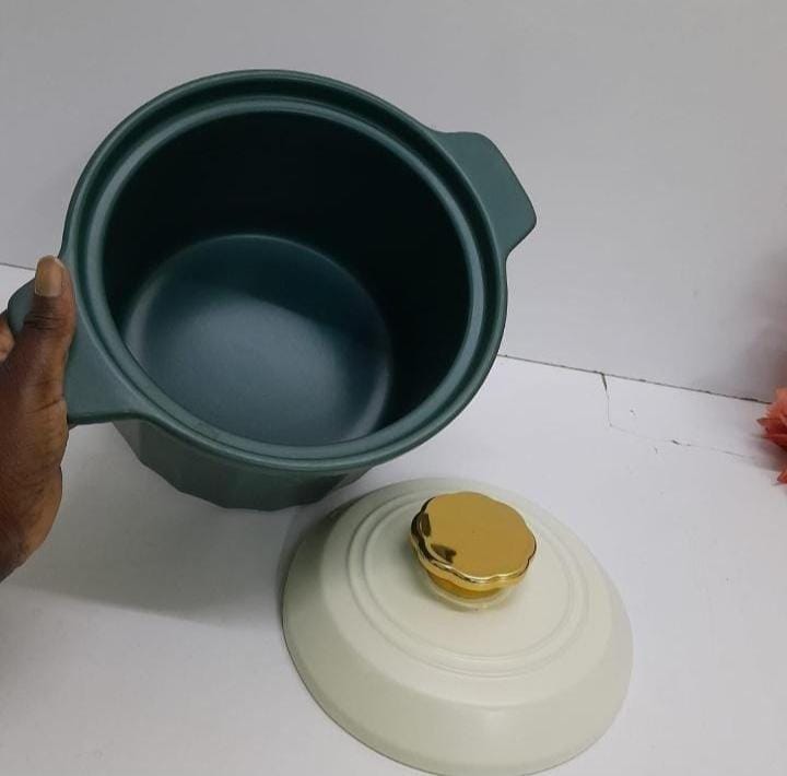 Ceramic casserole cooking pot with lid