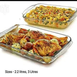A set of 2 rectangular glass baking tins