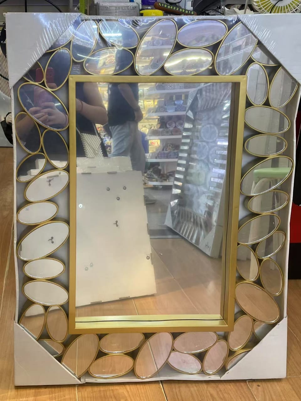Luxury Decorative Wall Mirror – Gold (80x60cm)