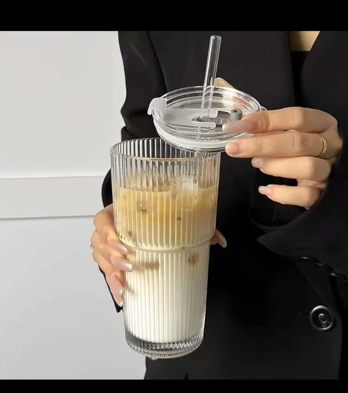 Round Vertical-Striped 600ml Glass Cup with Lid, Reusable Straw & Heat Insulation Cover – for Coffee, Smoothies & Milk
