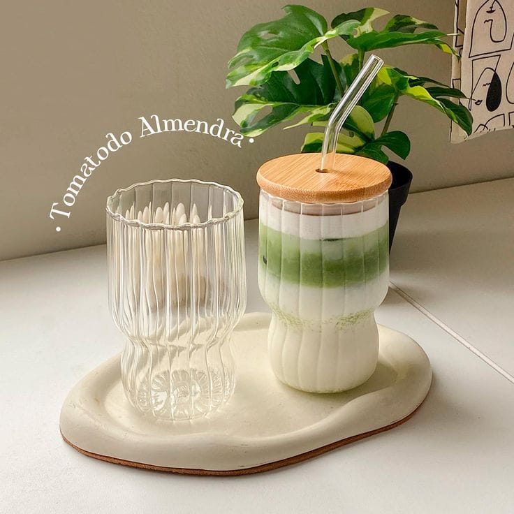 Vertical 450ml High Borosilicate Glass Sippy Cup with Bamboo Lid & Reusable Straw for Smoothies, Iced Coffee & Cold Drinks