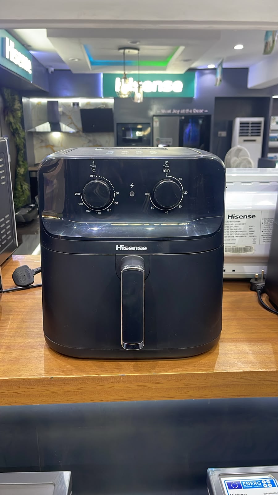 Hisense 8L Air Fryer Black Manual Control Timer & Temperature Knob 900W | H08AFBK1S1