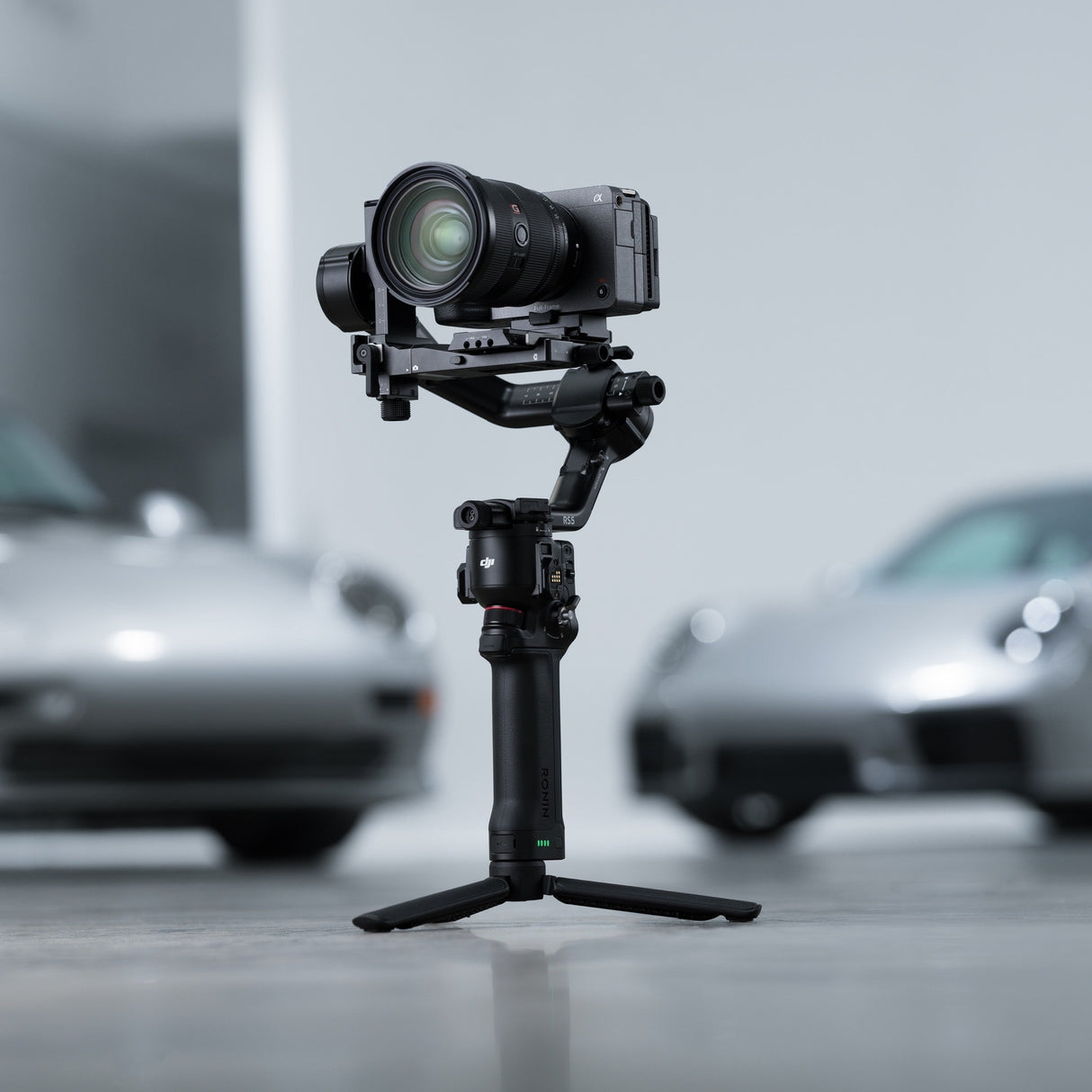 DJI RS 5 Gimbal Stabiliser – 3kg Payload, 5th-Gen Stabilisation, 14Hr Battery, Vertical Shooting, Smart Tracking
